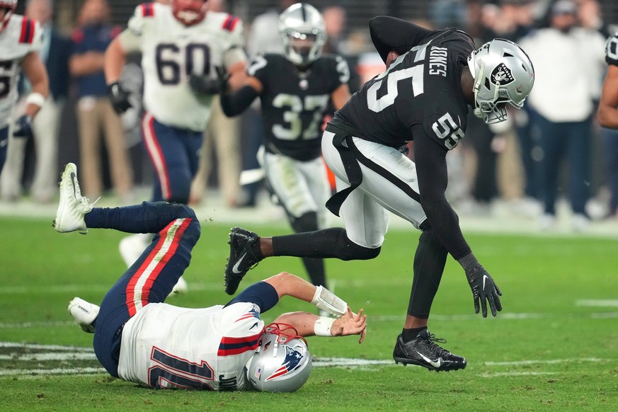 NFL, American Football Herren, USA New England Patriots at Las Vegas Raiders Dec 18, 2022 Paradise, Nevada, USA Las Vegas Raiders defensive end Chandler Jones 55 breaks the tackle of New England Patri ...