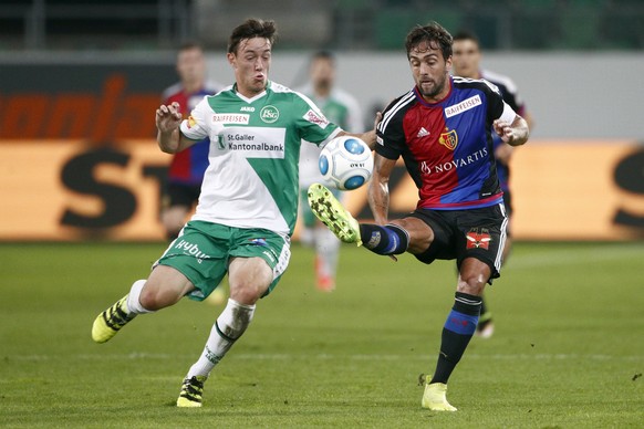 24.09.2016; St. Gallen; Fussball Super League - FC St.Gallen - FC Basel; Silvan Hefti (L, St.Gallen) gegen Matias Delgado (R, Basel) (Marc Schumacher/freshfocus)