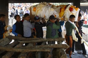 Verwandte tragen Sherpa Ankaji zu Grabe: 13 Bergführer kamen am Freitag bei einem Lawinenunglück ums Leben.&nbsp;