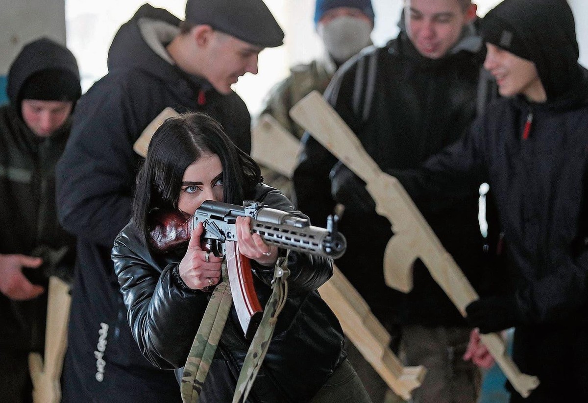 Hauptstadtbewohner üben den Umgang mit Waffen. Im Ernstfall aber sollen sie sich verstecken.