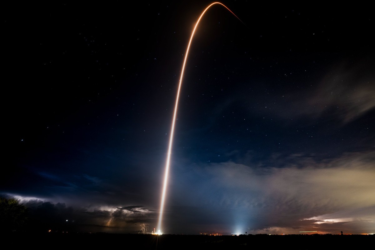 Fram2, la première mission spatiale habitée survolant les pôles est lancée par SpaceX