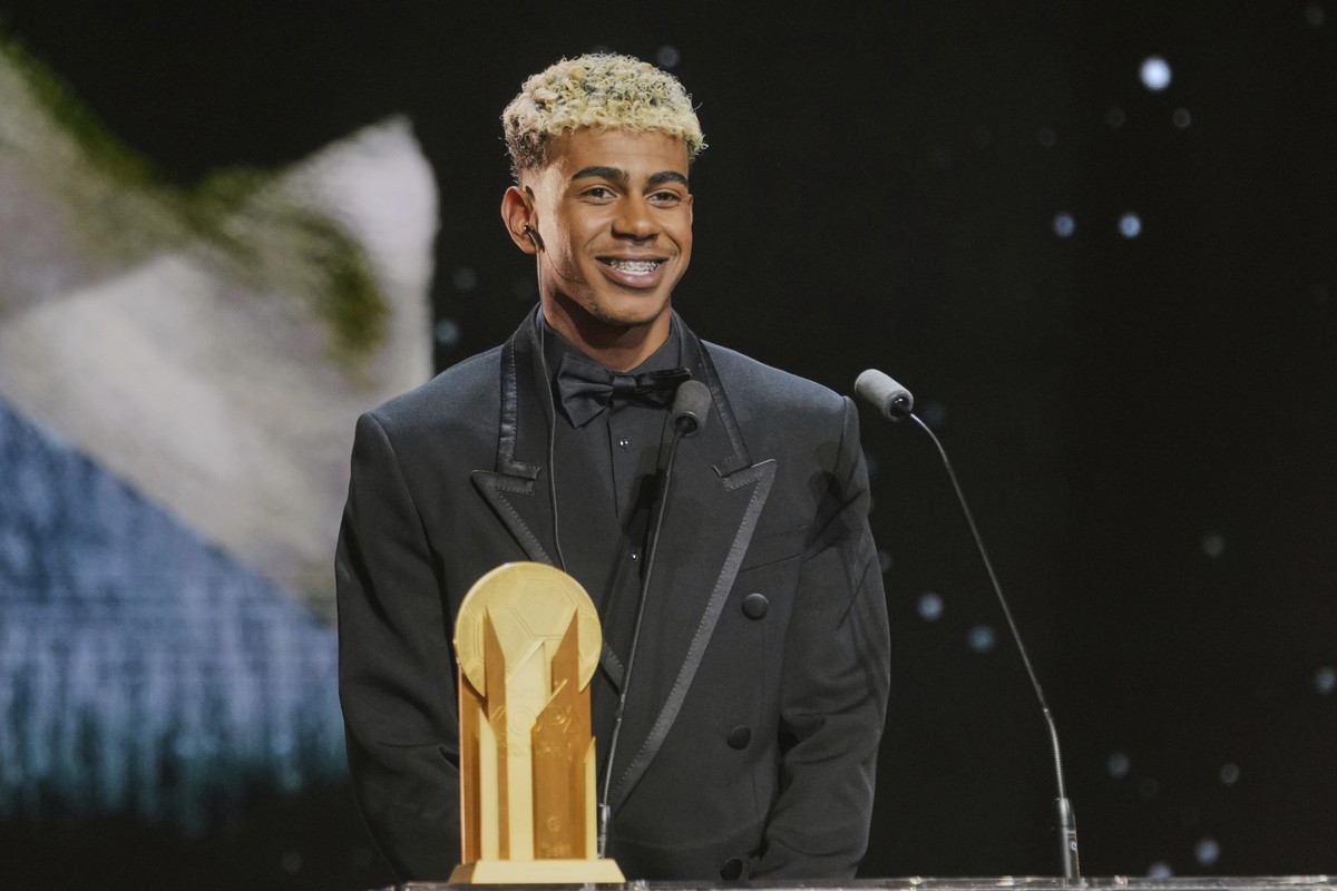 Barcelona's Spanish player Lamine Yamal receives the Kopa Trophy during the 69th Ballon d'Or (Golden Ball) award ceremony at Theatre du Chatelet in Paris, Monday, Sept. 22, 2025. (AP Photo/T ...