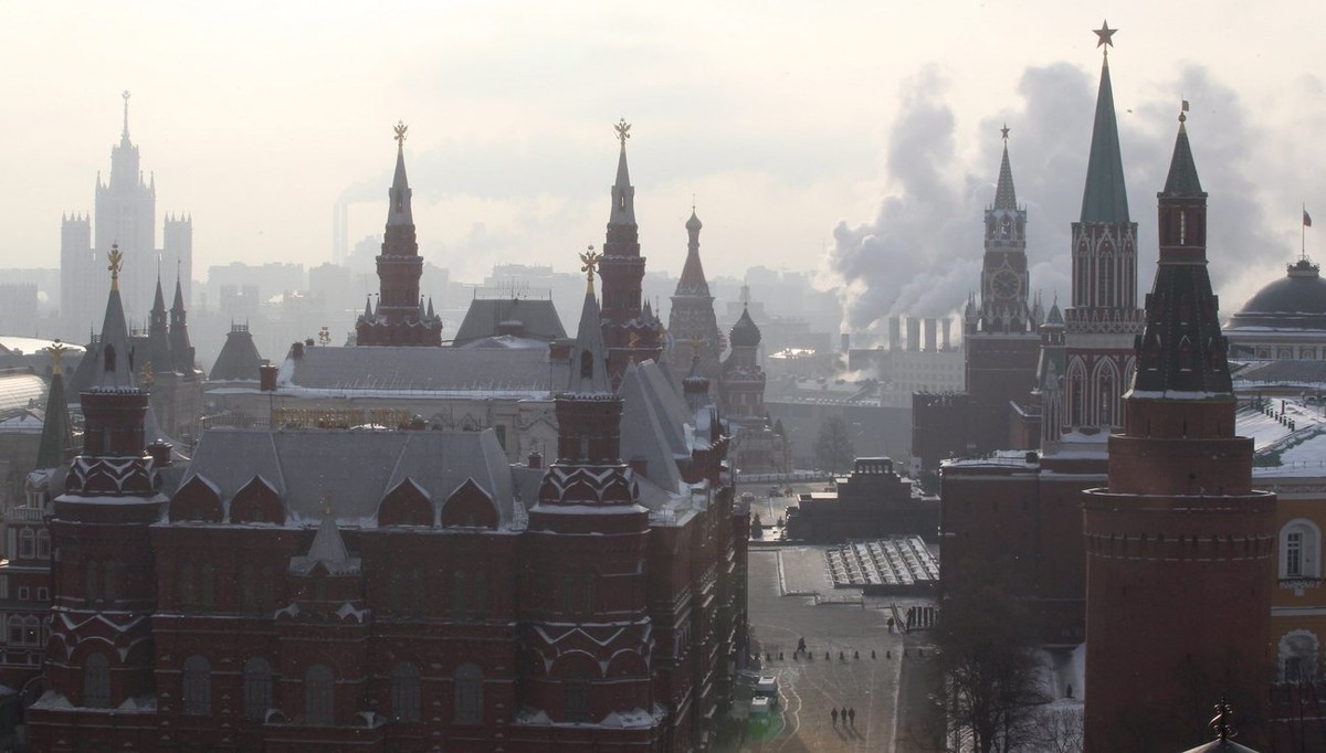 epa03133624 An early morning general view of Moscow Kremlin in central Moscow, Russia, 06 March 2012. Reports state that Vladimir Putin overwhelmingly has won the 04 March presidential elections with  ...