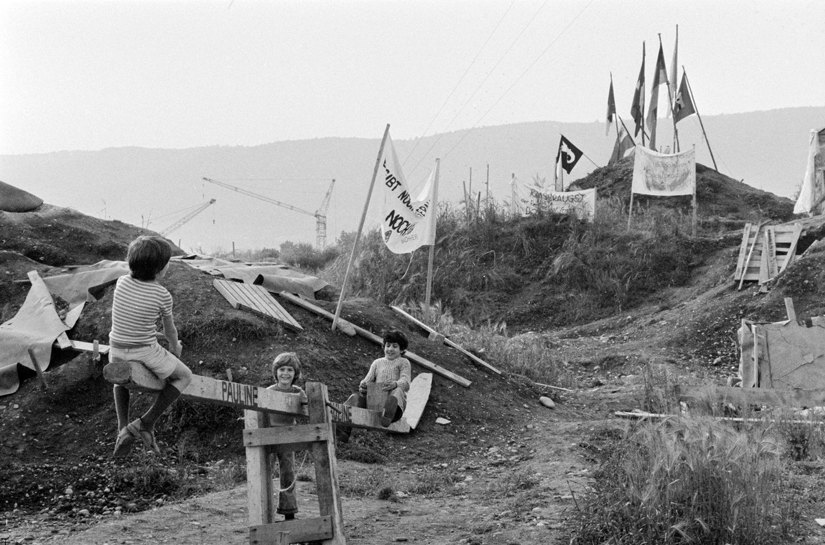 Das besetzte Baugelaende des geplanten AKW Kaiseraugst im Kanton Aargau, aufgenommen am 15. April 1975. (KEYSTONE/PHOTOPRESS-ARCHIV/Str)