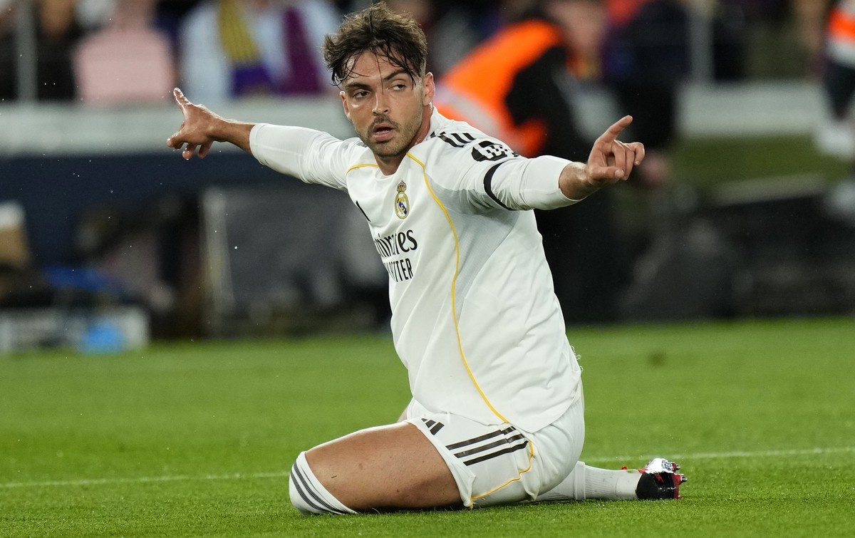 epa12946257 Real Madrid's Raul Asencio gestures during the Spanish LaLiga soccer match between FC Barcelona and Real Madrid, in Barcelona, Spain, 10 May 2026. EPA/SIU WU
