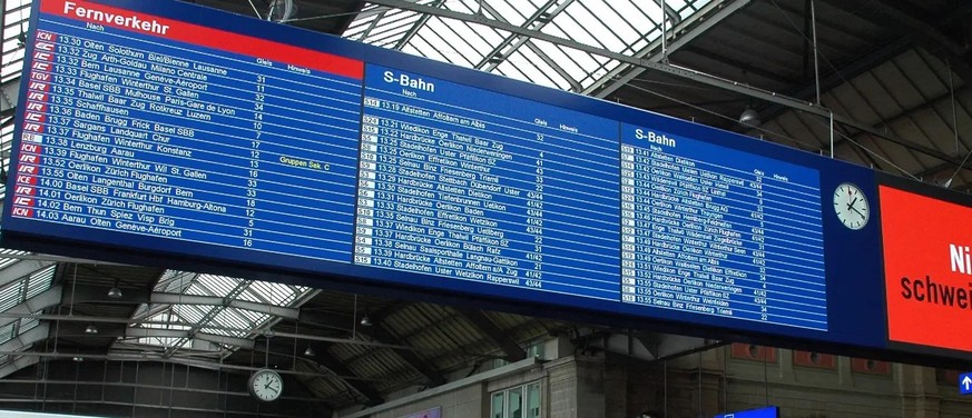 SBB-Tafel: ... danach folgte eine neue LED-Version mit der Unterteilung in Fernverkehr und S-Bahn...
