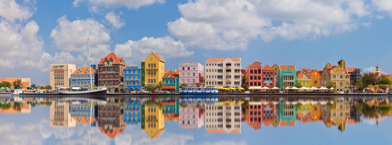 Die farbigen Häuser von Curaçaos Hauptstadt Willemstad sind bekannt. Warum sie (vermutlich) so farbig sind, erfährst du weiter unten.