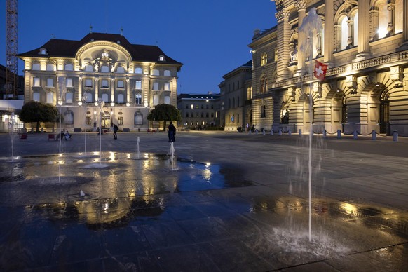 Die Schweizerische Nationalbank, links, und das Bundeshaus, rechts, am Montag, 25. September 2023, in Bern. (KEYSTONE/Peter Klaunzer)