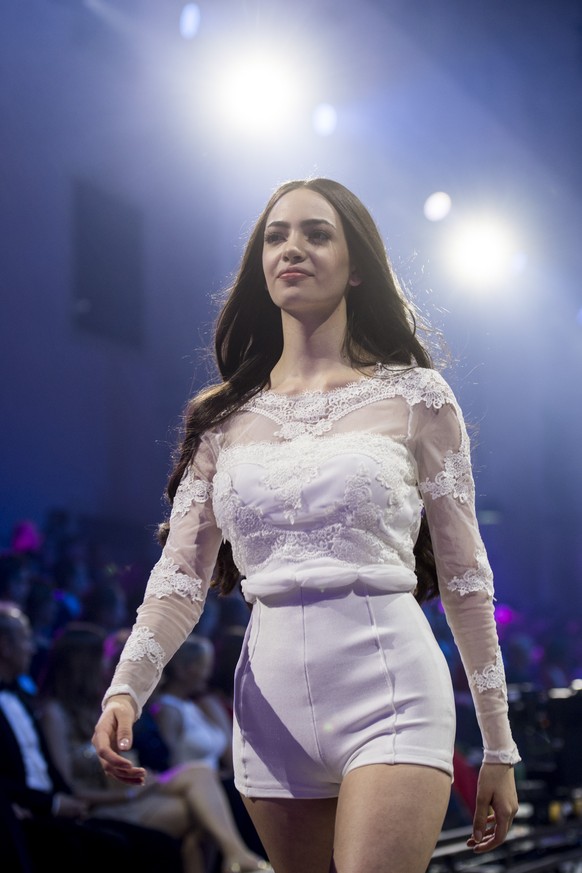 Jastina Doreen Riederer laeuft an der Miss Schweiz 2018 Wahl, aufgenommen am Samstag, 10. Maerz 2018 in der Trafohalle in Baden. (KEYSTONE/Ennio Leanza)