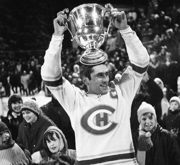 Der Captain des Eishockey Schweizermeisters HC La Chaux-de-Fonds Rene Huguenin stemmt im Januar 1971 den Pokal in die Hoehe. Zum vierten aufeinanderfolgenden Mal konnte der HC La Chaux-de-Fonds den Po ...