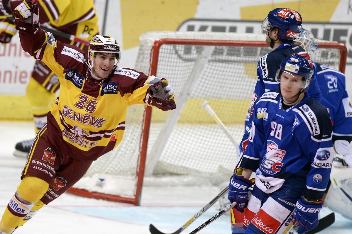 Der Genfer Christopher Rivera jubelt nach seinem Tor zum 2-2 Ausgleich beim Eishockeyspiel der National League A der ZSC Lions gegen Genf Servette HC in Zuerich am Montag, 22. Dezember 2014. (KEYSTONE ...