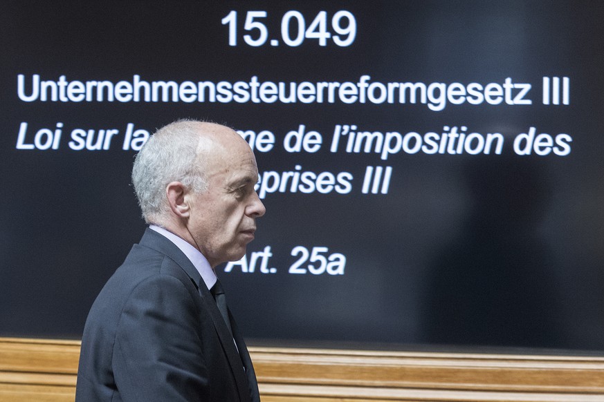 ARCHIV --- ZUR UNTERNEHMENSSTEUERREFORM III STELLEN WIR IHNEN FOLGENDES BILD ZUR VERFUEGUNG --- Bundesrat Ueli Maurer befasst sich mit der Unternehmenssteuerreform III (USRIII) am Montag, 6. Juni 2016 ...