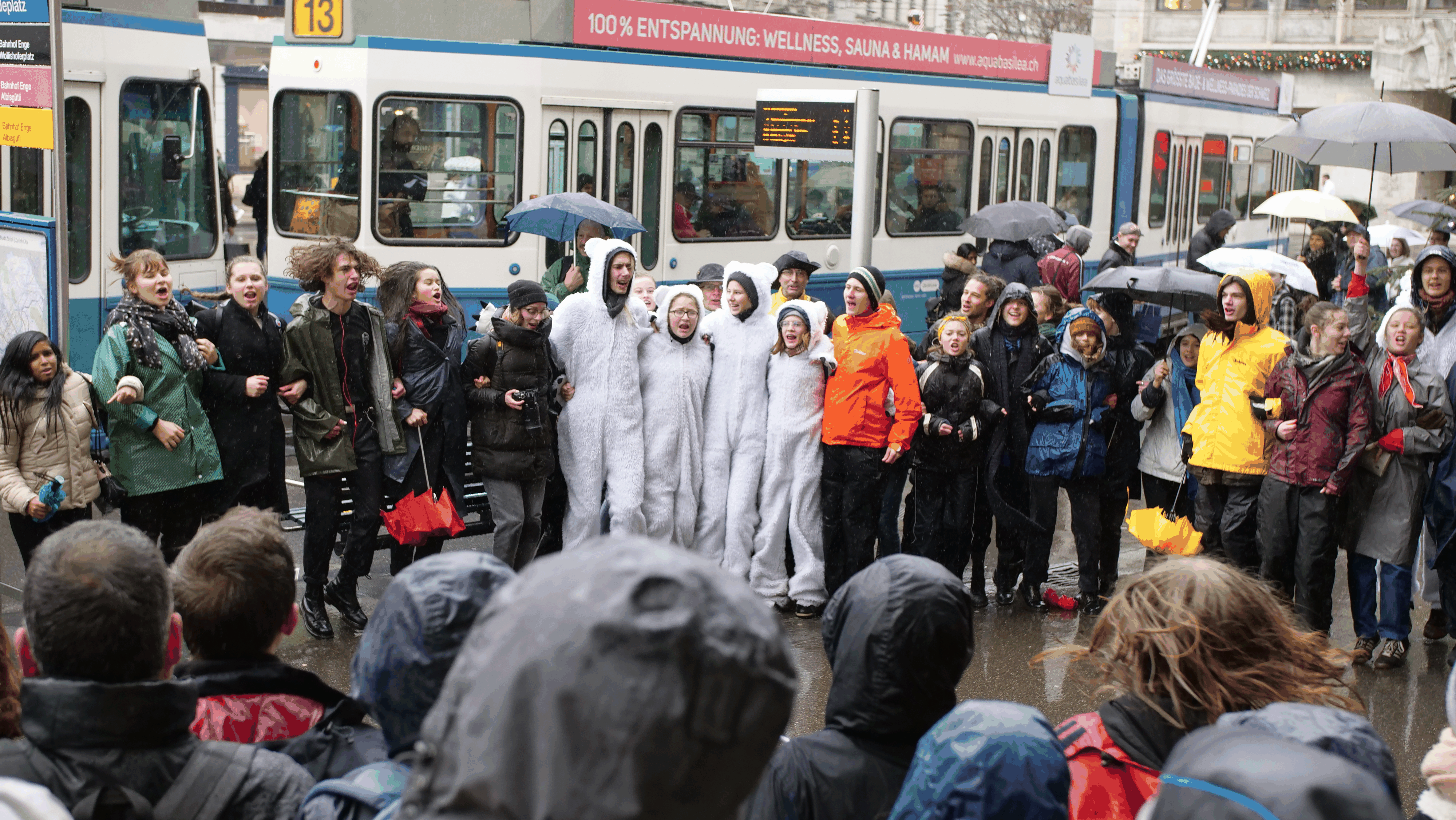 Die Klimastreiker protestieren gegen den Konsumwahn.