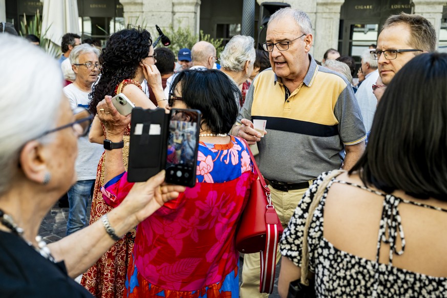 Le conseiller federal Guy Parmelin, parle avec la population valaisanne pendant un aperitif dans la rue du Grand-Pont lors de l&#039;excursion 2024 du Conseil federal (Bundesratsreise) dans le canton  ...