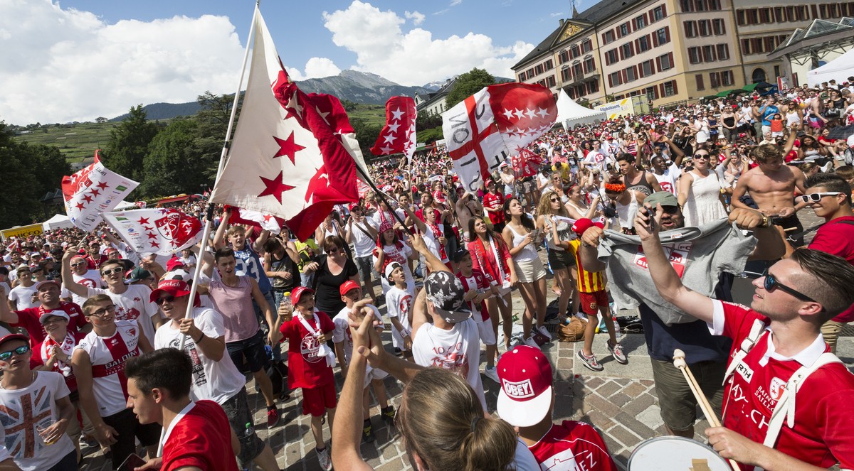 FC Sion fans reagissent devant l'ecran geant en regardant le match de football de la Finale de la Coupe de Suisse entre FC Basel et FC Sion lors du public viewing sur la Place de la Planta ce dim ...