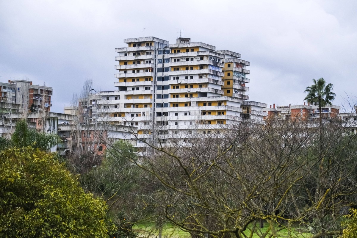 News - Vele Scampia committee says no to the Caivano model General view of the red, yellow and blue sails from the park named after Ciro Esposito, which has now been closed for one year by the municip ...