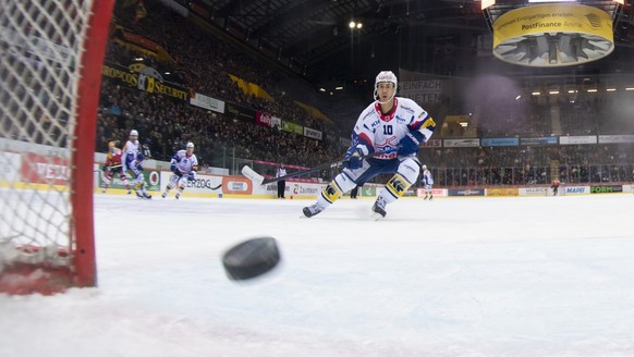 Berns PostFinance Topscorer Christopher DiDomenico schiesst ein Tor zum 4-0 gegen Klotens Jonathan Ang, beim Eishockey Pre Playoff, Spiel 3, der National League zwischen dem SC Bern und dem EHC Kloten ...