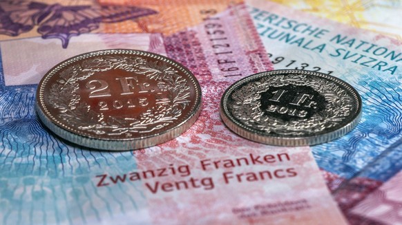 Banknoten und Muenzen, fotografiert in Basel am Dienstag, 12. Januar 2021. Die Volksinitiative &quot;Kein Lohn unter 23 Franken&quot; fordert die Einfuehrung eines kantonalen Mindestlohns von CHF 23.0 ...