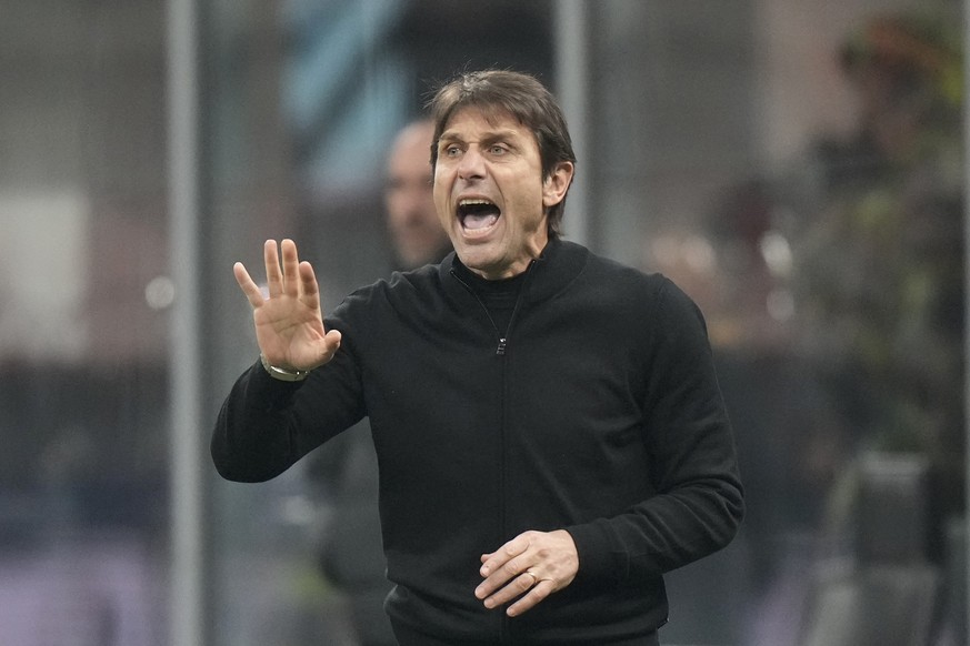 Tottenham&#039;s head coach Antonio Conte shouts out as gives instructions from the side line during the Champions League, round of 16, first leg soccer match between AC Milan and Tottenham Hotspur at ...