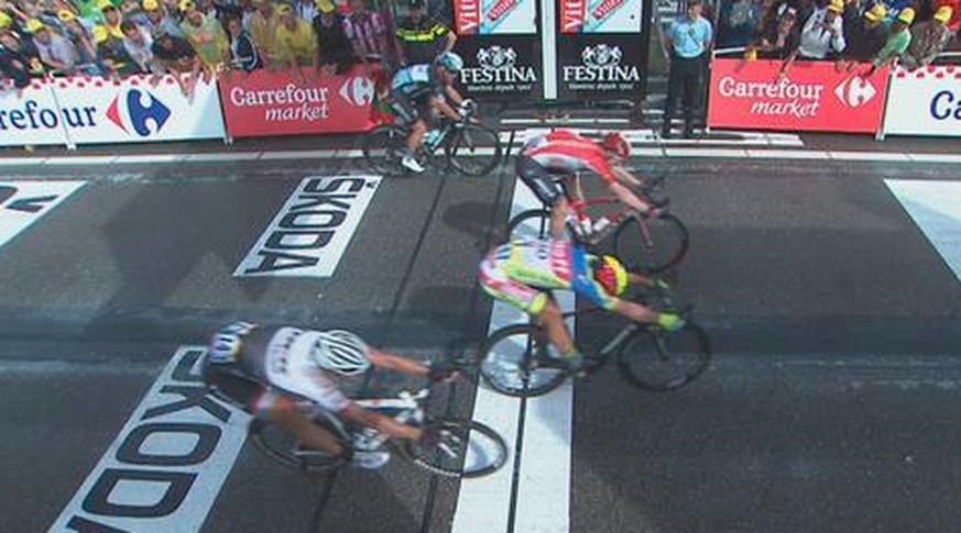 Cancellara (unten) überquert die Ziellinie vor Cavendish (ganz oben).