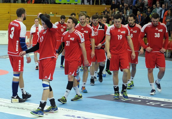 13.01.2016; Aarau; Handball WM Qualifikation Schweiz - Niederlande; Die Schweizer Handballer nach Spielende
(Steffen Schmidt/freshfocus)