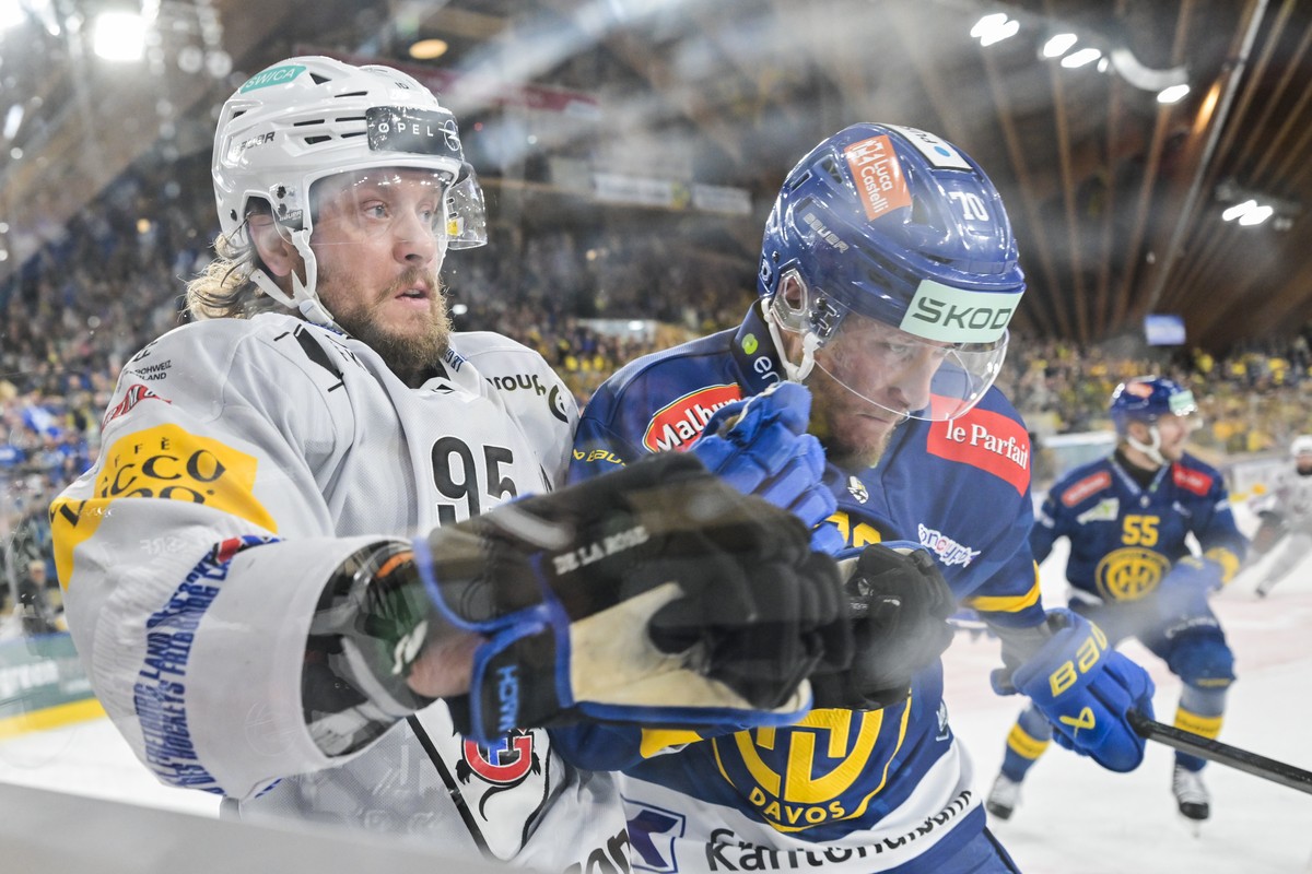 Jacob De la Rose (HCFG), links, gegen Enzo Corvi (HCD) im fuenften Eishockey Playoff Finalspiel der National League zwischen HC Davos (HCD) und HC Fribourg-Gotteron (HCFG), am Sonntag, 26. April 2026, ...