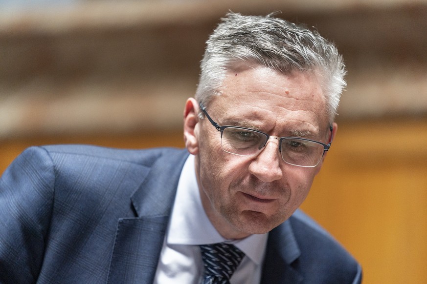 Andreas Glarner, SVP-AG, diskutiert mit einem Ratskollegen, an der Sommersession der Eidgenoessischen Raete, am Mittwoch, 5. Juni 2019 im Nationalrat in Bern. (KEYSTONE/Alessandro della Valle)