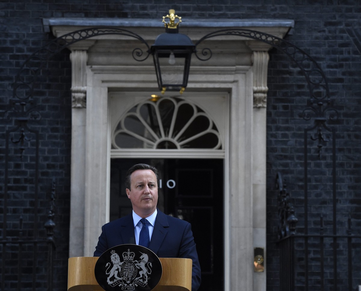 epa05387134 British Prime Minister David Cameron announces his resignation after losing the vote in the EU Referendum outside N10 Downing Street in London, Britain, 24 June 2016. Britons in a referend ...