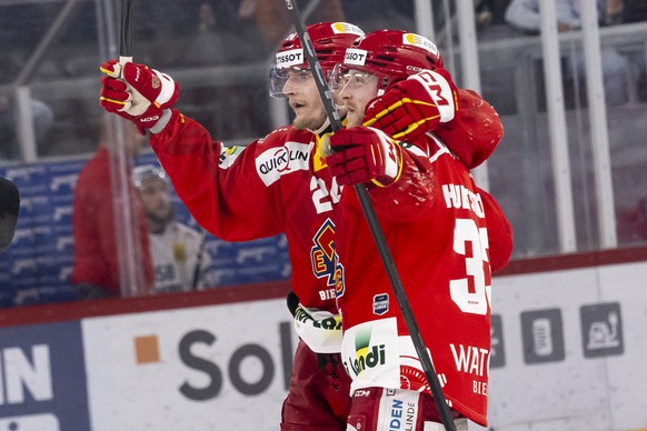 Linus Hultstroem (EHCB) (rechts) jubelt nach seinem Tor zum 3-2 mit Lias Andersson (EHCB) nach dem Sieg, im Spiel der Eishockey National League zwischen EHC Biel, EHCB, und HC Ambri-Piotta, HCAP, vom  ...