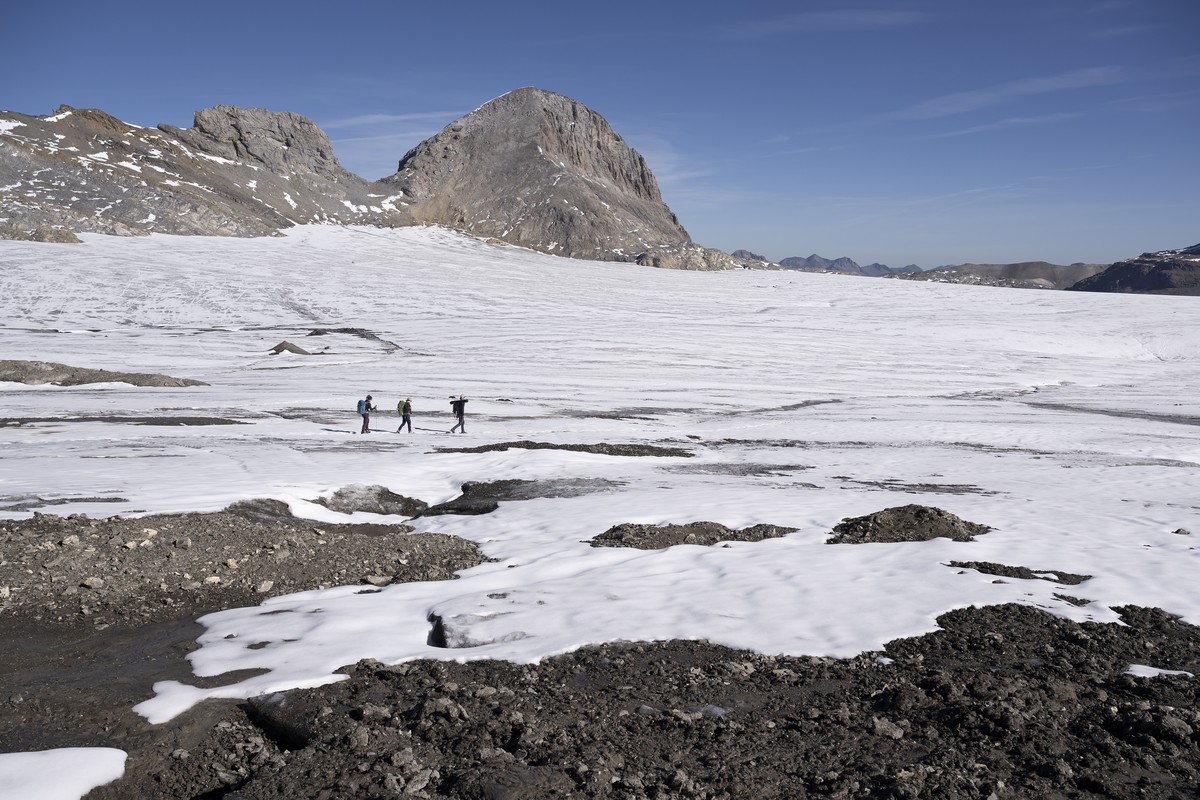 Martina Barandun, maitre assistante dans le departement des geosciences a l'Universite de Fribourg (Uni FR), Laura Gabriel, Doctorante en geophysique des glaciers a l?Ecole polytechnique de Zuric ...