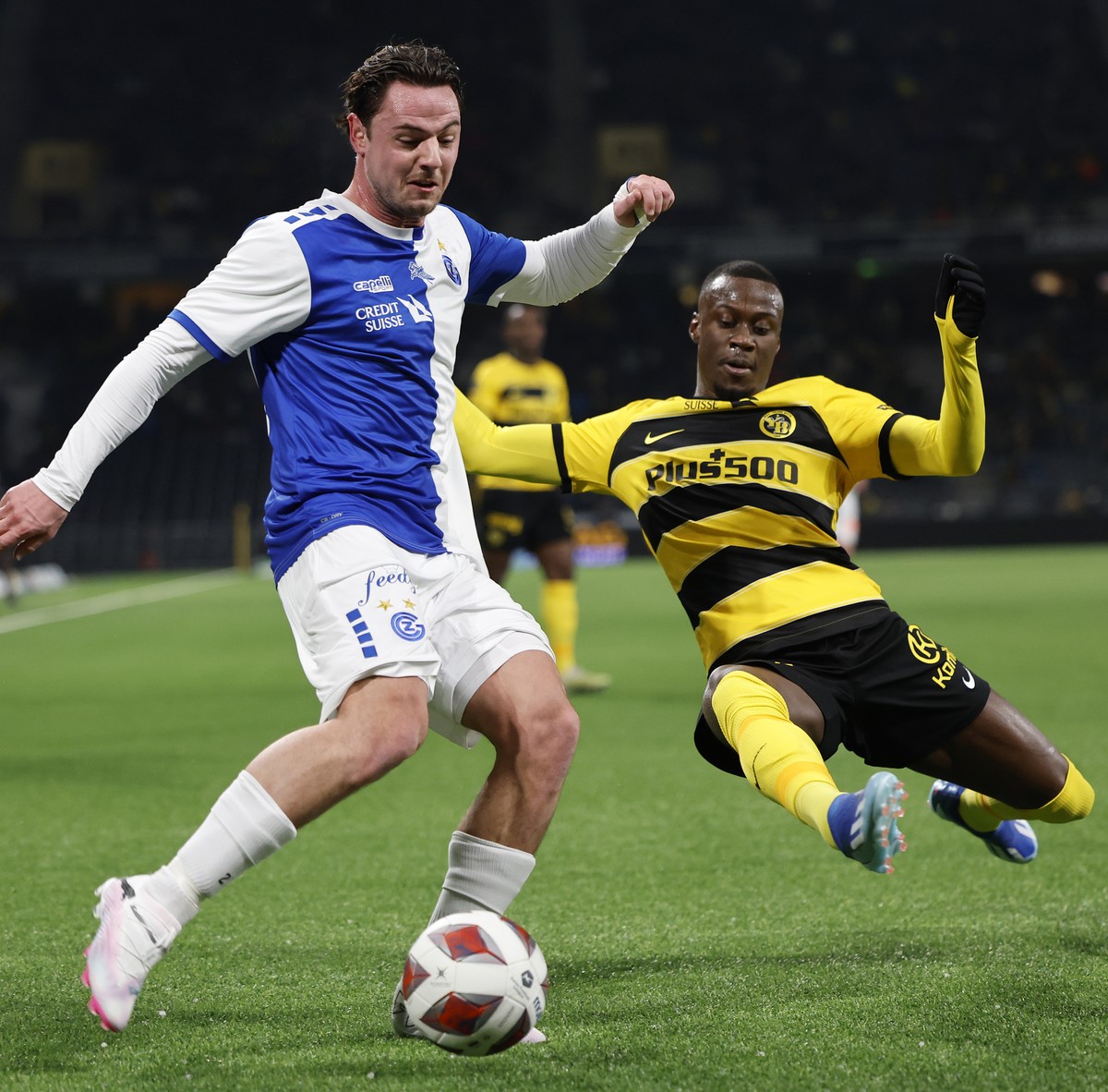 Grasshoppers Dirk Abels, links, und YBs Cheikh Niasse in Aktion im Super League Spiel zwischen dem BSC Young Boys und dem Grasshopper Club Zuerich, am Samstag, 20. Januar 2024 im Stadion Wankdorf in B ...