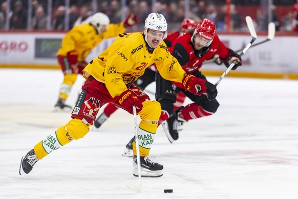 Dario Allenspach (SCL), gauche, lutte pour le puck avec Aurelien Marti (LHC), droite, lors du match du championnat suisse de hockey sur glace de National League entre Lausanne HC et SCL Tigers ce merc ...