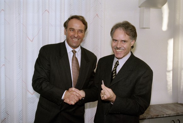 Adolf Ogi übergibt Moritz Leuenberger 1995 die Schlüssel für das UVEK-Büro.&nbsp;