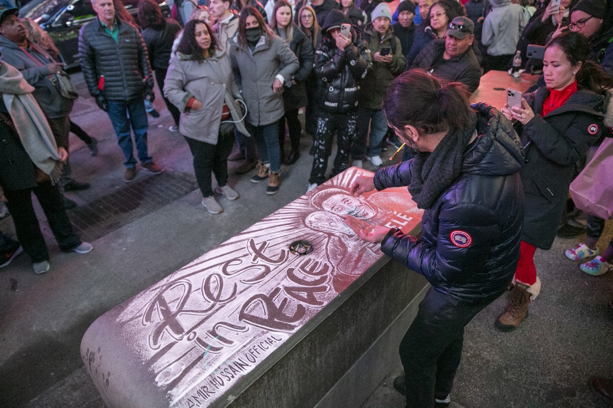 Amir Hussain, visiting from Denmark, uses table salt to draw a tribute to late soccer legend Pel� in Times Square in New York on Thursday, Dec 29, 2022. (AP Photo/Ted Shaffrey)