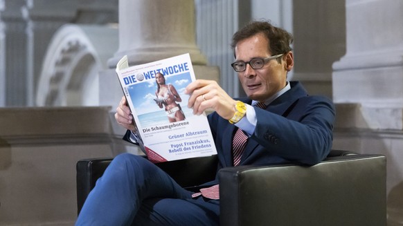 Roger Koeppel, SVP-ZH, wartet vor dem Kommissionszimmer der Immunitaetskommission, am Mittwoch, 11. Mai 2022 im Bundeshaus in Bern. (KEYSTONE/Peter Klaunzer)