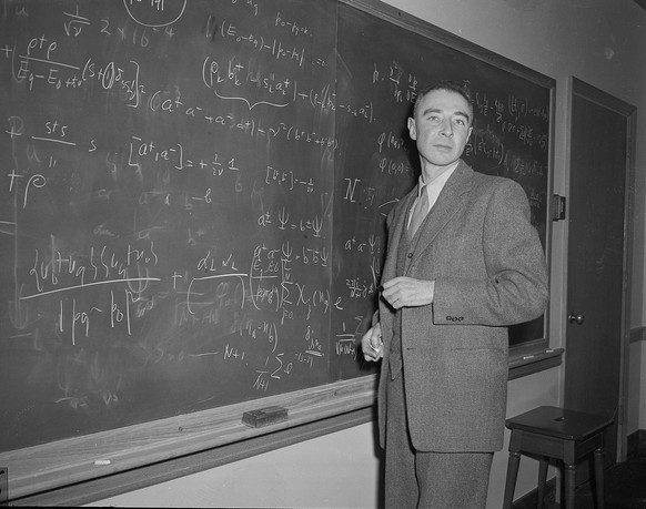 ARCHIV - Das undatierte Archivbild zeigt Enrico Fermi. Der am 28. November 1954 in Chicago gestorbene Atomphysiker und Nobelpreisträger baute auf einem Squash-Platz unter den Tribünen des Stadions der ...