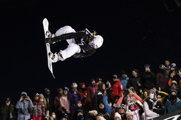 epa09688029 Patrick Burgener of Switzerland in action during the final run of the halfpipe competition at the FIS Snowboard World Cup Laax Open in Laax, Switzerland, 15 January 2022. EPA/GIAN EHRENZEL ...