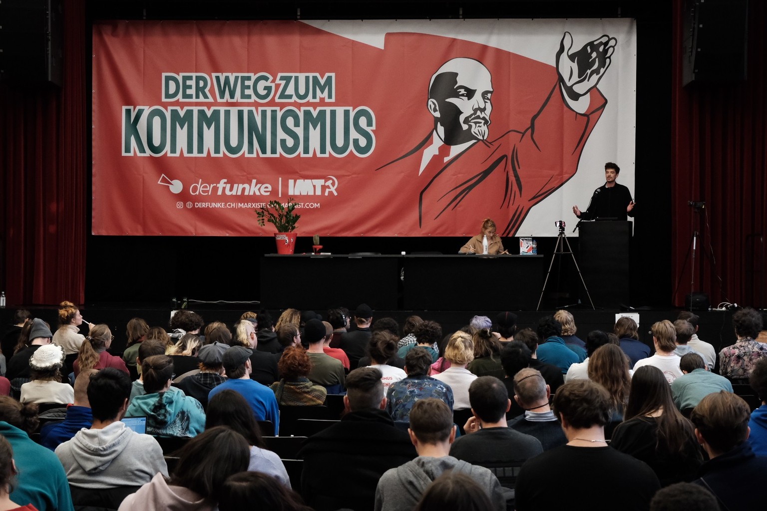 Dersu Heri, Redaktionsleiter von der Kommunist, begrüsst die rund 250 Teilnehmer der marxistischen Herbstschule im November 2023 in Biel