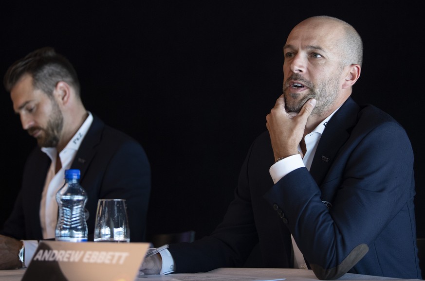 Raeto Raffainer, Chief Sport Officer, links, und Andrew Ebbett, General Manager, sprechen an der Vorsaison Medienkonferenz des SC Bern, am Montag, 30. August 2021, in Bern. (KEYSTONE/Peter Schneider)