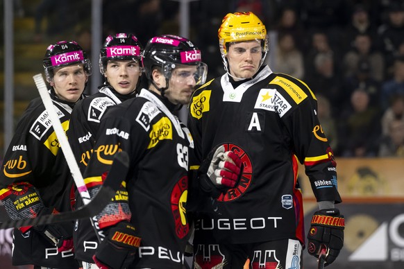 PostFinance Top Scorer Waltteri Merelae (SCB), Marco Mueller (SCB), Louis Fuellemann (SCB) und Mats Alge (SCB), von links, reagieren beim Eishockey Meisterschaftsspiel der National League zwischen dem ...