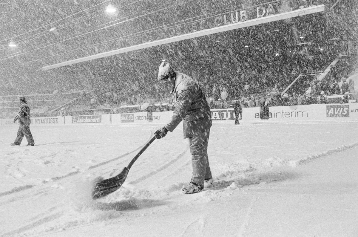 Heftiger Schneefall behindert beim Turnier um den Spengler Cup in Davos die Spiele und macht die Eisreinigung praktisch unmoeglich, aufgenommen am 30. Dezember 1977. (KEYSTONE/PHOTOPRESS-ARCHIV/Karl M ...