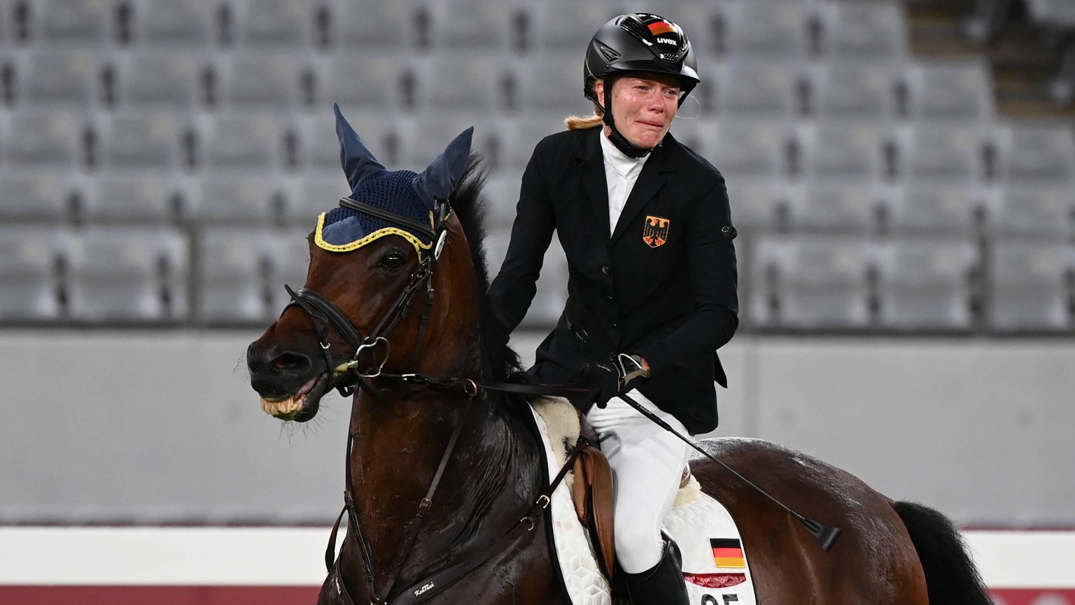 210806 -- TOKYO, Aug. 6, 2021 -- Annika Schleu of Germany reacts in the riding portion of the women s individual of Modern pentathlon, moderner Fünfkampf at Tokyo 2020 Olympic Games, Olympische Spiele ...