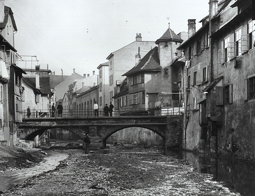 Grossartige Fotos aus Basel, als über dem Birsig noch Plumpsklos hingen