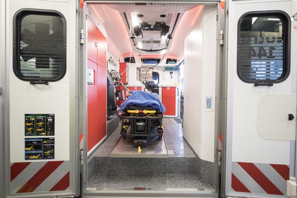 Sicht in ein Ambulanz Fahrzeug anlaesslich des &quot;Tag der offenen Tuer&quot; im Spital Einsiedeln vom Samstag, 22. September 2018 in Einsiedeln. In den letzten Jahren wurde das Spital Einsiedeln ge ...