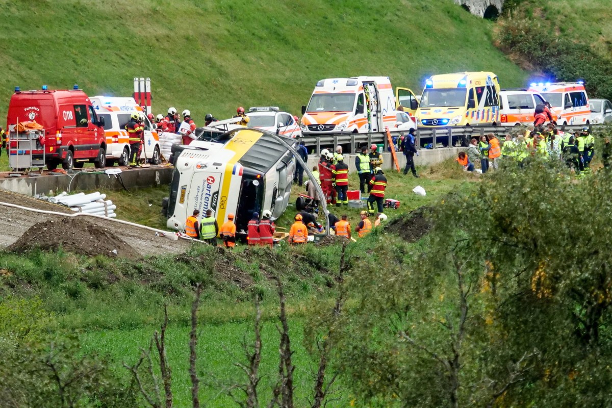 epa13229735 Emergency responders at the scene of an accident involving a travel coach in Susch in the canton of Grisons, Switzerland, 10 September 2026. Several people died in a tour bus accident on t ...