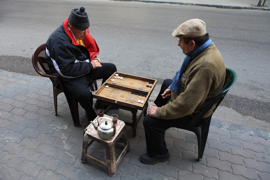 «Die kleinen, symmetrischen Freuden im Leben: Zwei Freunde, zwei Tassen Tee, zwei Stühle und ein Backgammon-Brett auf dem Trottoir im Stadtteil Salihiya» (27.12.2009). 
