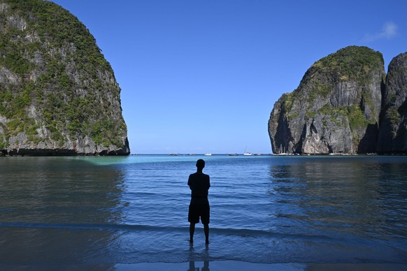 February 13, 2026, Phi Phi Islands, Thailand: A tourist seen standing on the beach at Maya Bay in Krabi province, a popular destination in the Andaman Sea. Phi Phi Islands Thailand PUBLICATIONxINxGERx ...
