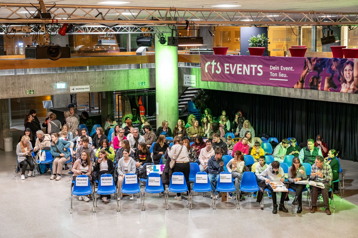 Lea Doffey Fans am Public Viewing des Finales der Star Academy 2026 am Samstag, 7. Februar 2026, im Kongresshaus Biel. (KEYSTONE/Jonas Scheck)