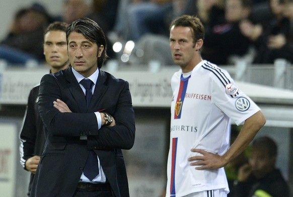 Basels Trainer Murat Yakin, links, und Spieler Marco Streller, rechts, verfolgen eine Szene im Fussball Super League Spiel zwischen dem FC Thun und dem FC Basel, am Mittwoch, 25. September 2013, in de ...