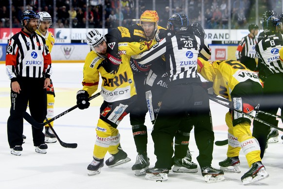 Berns Tristan Scherwey, links, und Gotterons PostFinance Top Scorer Julien Sprunger, rechts, kaempfen beim Eishockey Meisterschaftsspiel der National League A zwischen den HC Fribourg Gotteron und dem ...